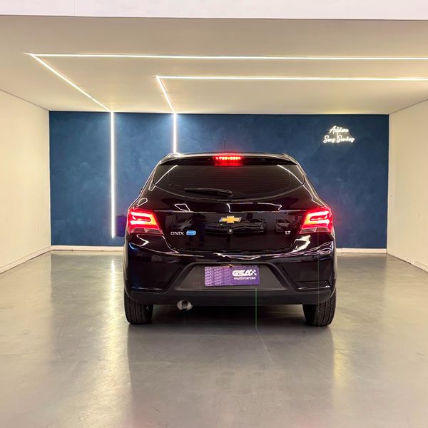 Chevrolet ONIX HATCH LT 1.0 8V FlexPower 5p Mec. - Preto - 201 2018 - Foto 5